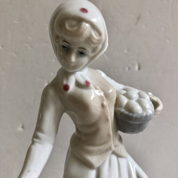 MUSICAL BOX, PORCELAIN FIGURINE LADY WITH HANDKERCHIEF AND GOOSE 9.25" Tall - Picture 6 of 6